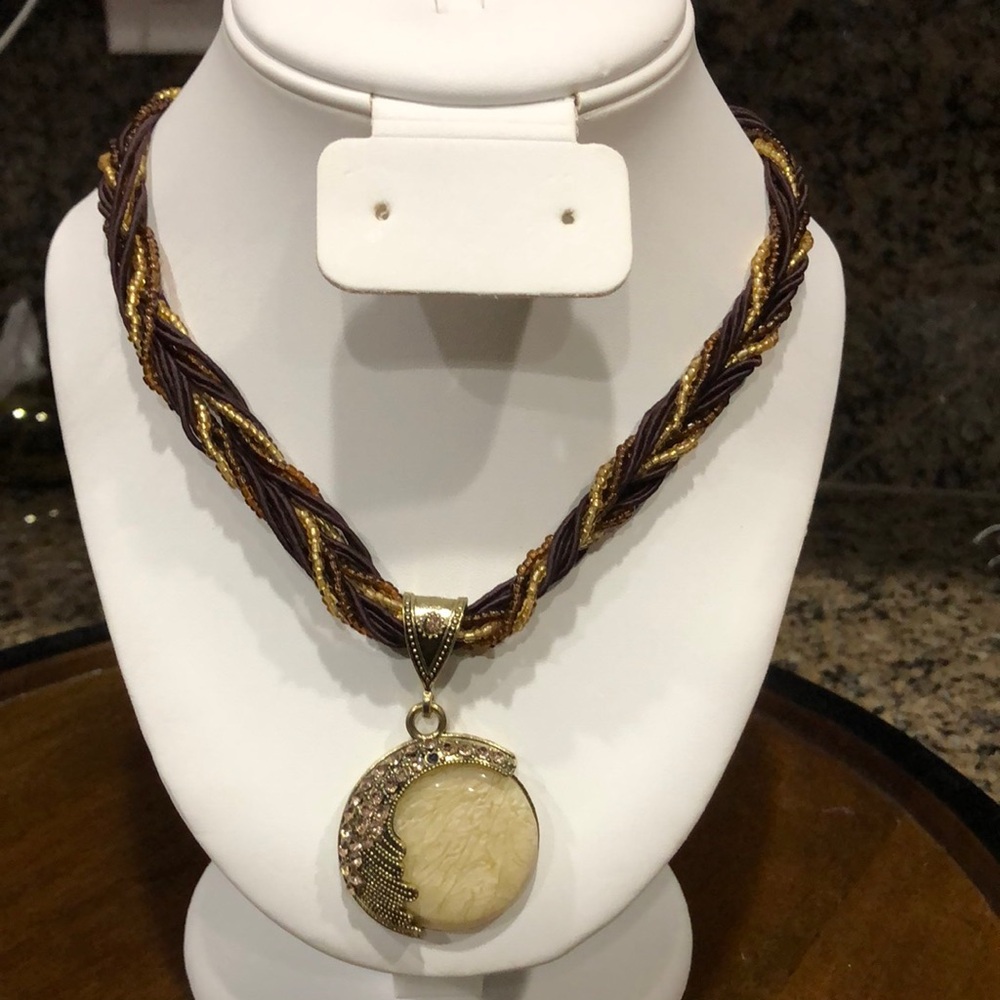 0-2 - Elegant Gold and Brown ivory Pendant Necklace